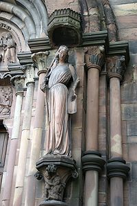 Statue de la Synagogue, cathédrale de Strasbourg, portail sud, milieu du xiiie siècle (Photo: Wikipedia)