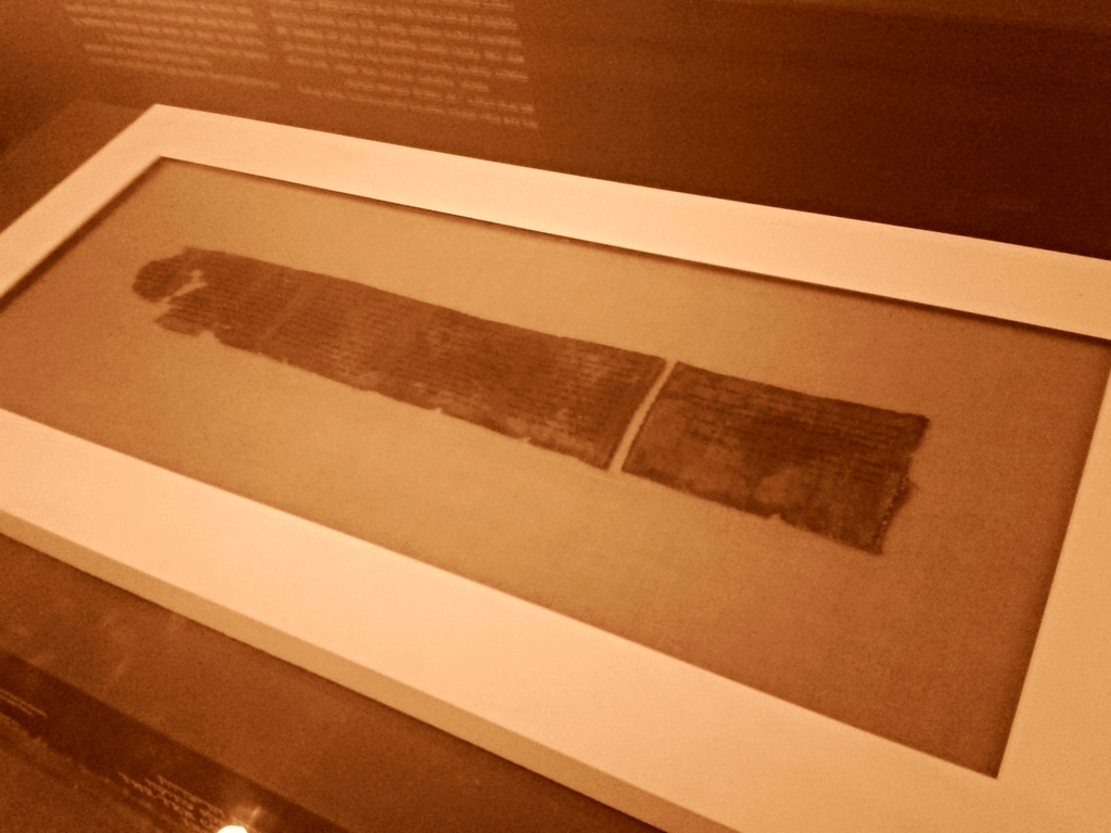 Les Dix Paroles, le plus ancien texte biblique des dix paroles. Parchemin de Qumran, 981. Autorité des Antiquités d'Israël (Musée d'Israël, Jérusalem © Photo: Haim Ouizemann, mai 2015)