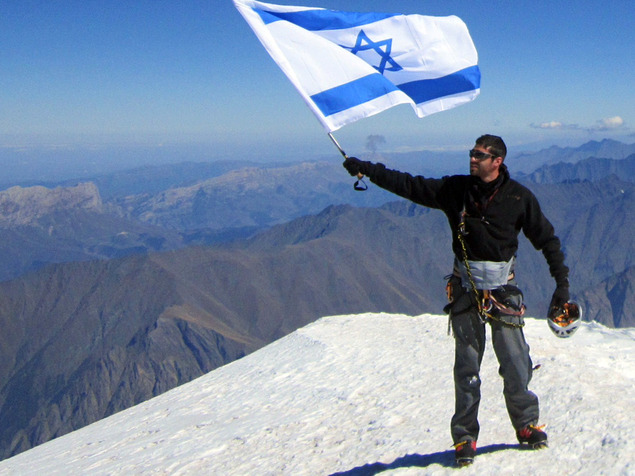 Nadav Ben Yehouda au sommet de l'Everest (Photo: Anna Godjabidze pour Walla News )
