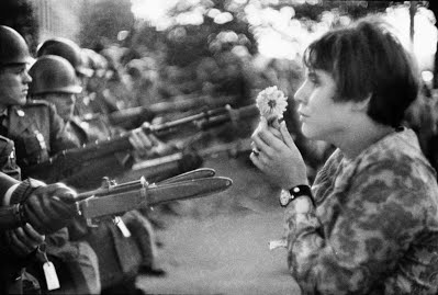 Manifestation contre la guerre au Vietnam, Washington devant le Pentagone, "La Jeune fille à la fleur", Marc Riboud, 21 octobre 1967