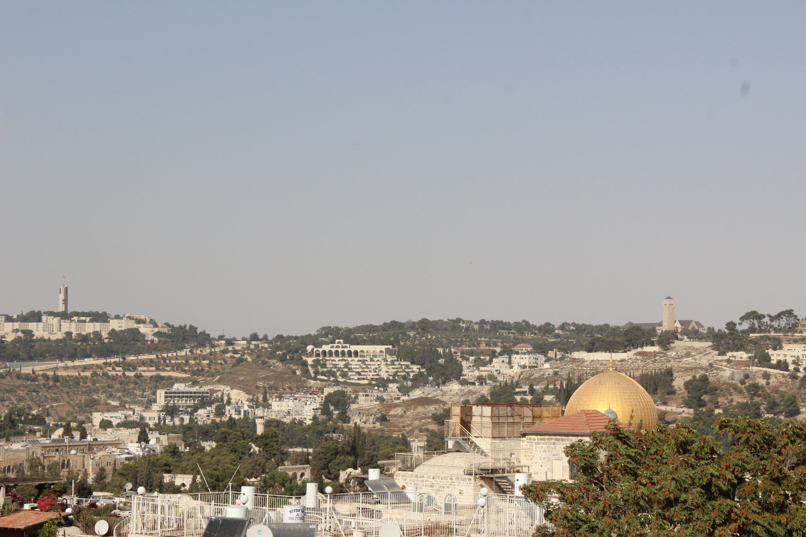 Vue sur le Mont du Temple et au loin le mont des Oliviers (Haïm Ouizemann, Jérusalem 2020 ©)
