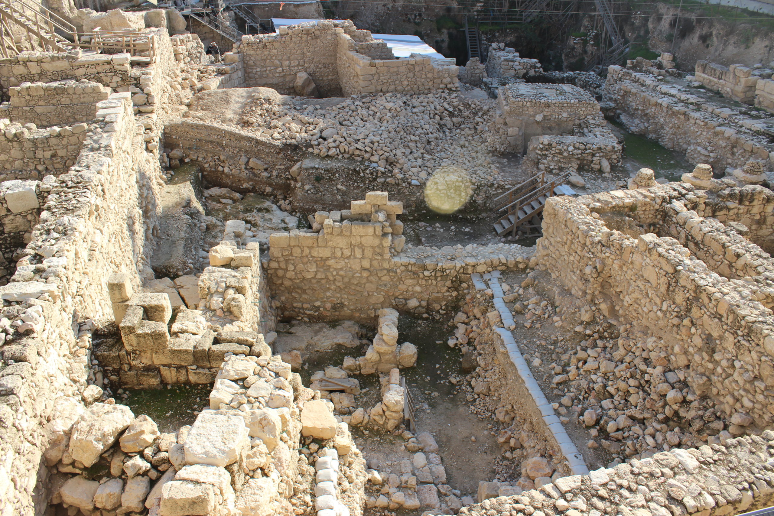 Enceinte fortifiée (l'Acra) érigée par le roi Antiochus Epiphane (© Décembre 2015 Haïm Ouizemann) 